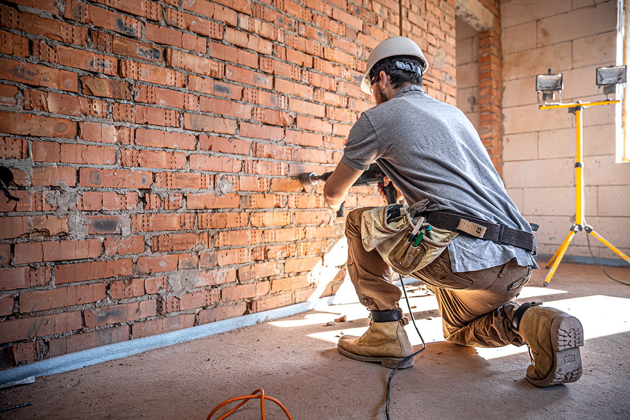 bricoleur-chantier-construction-train-percer-mur-perforateur